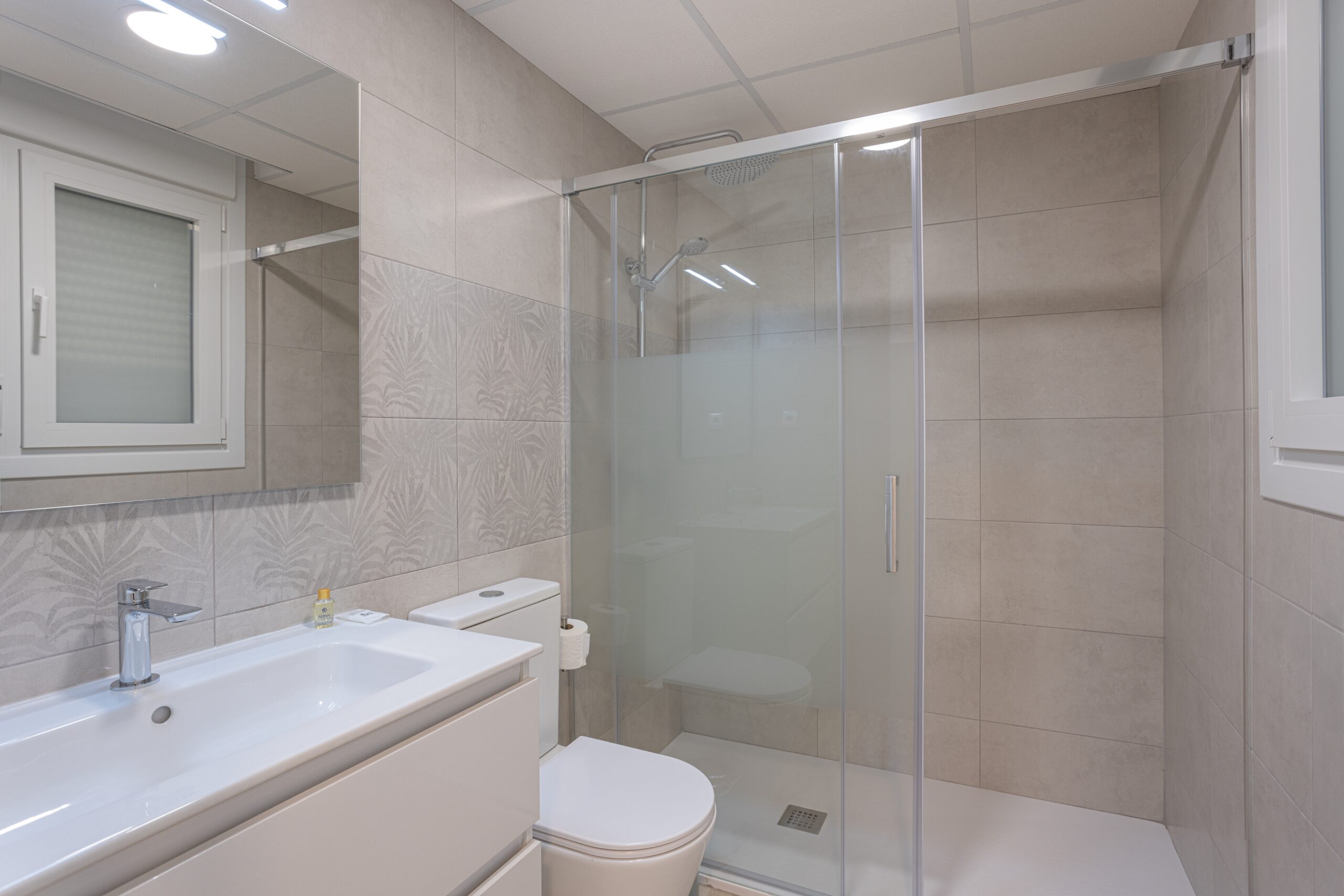 How Bathtub Refinishing and Tile Reglazing Restore Bathroom Brightness Without Changing Layout