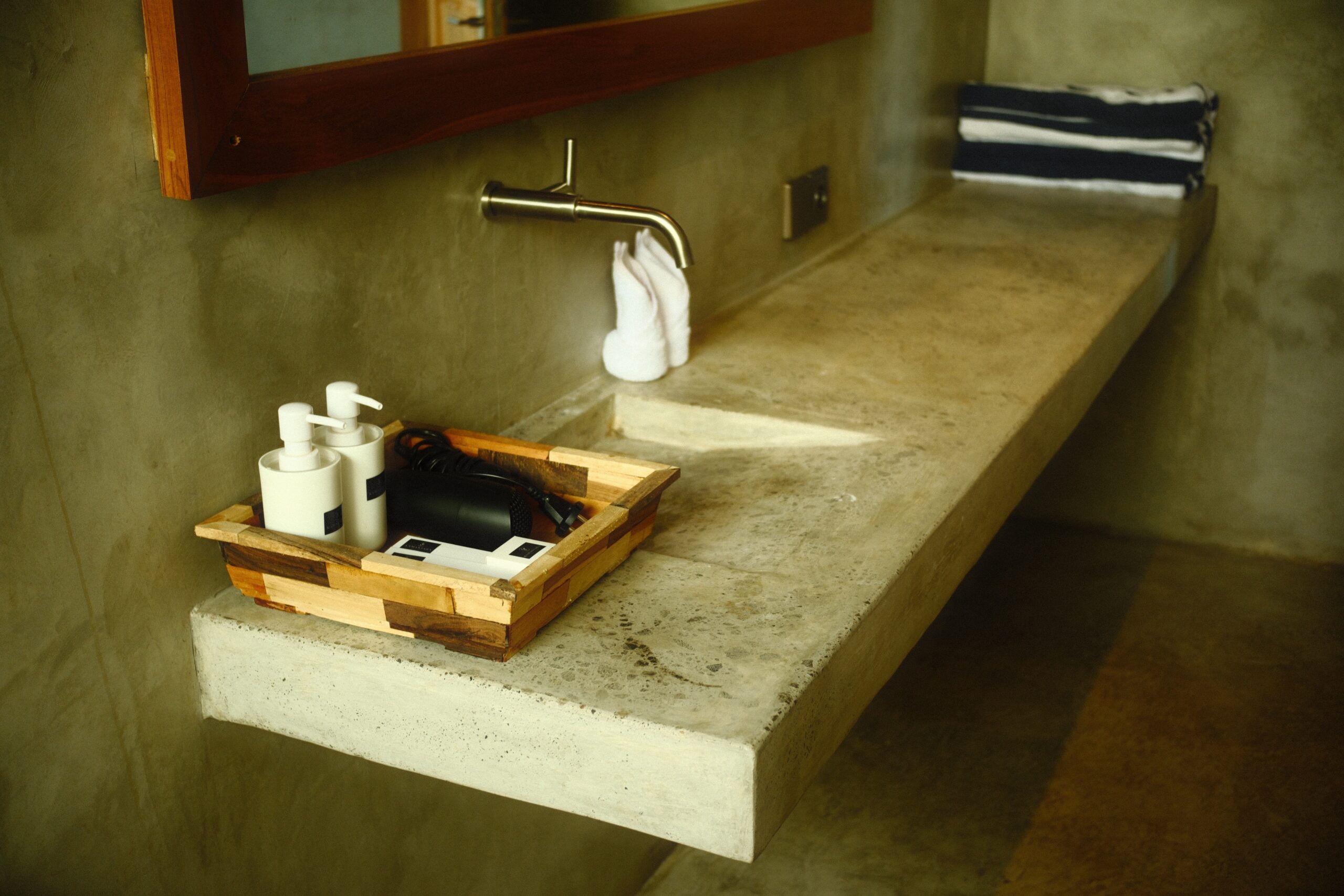 Why Countertop Reglazing Is a Smart Upgrade for Budget Bathroom Makeovers